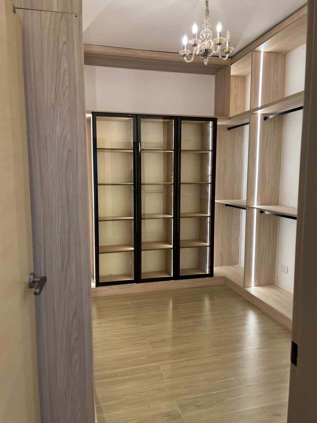 Walk-in closet con maletero perimetral
