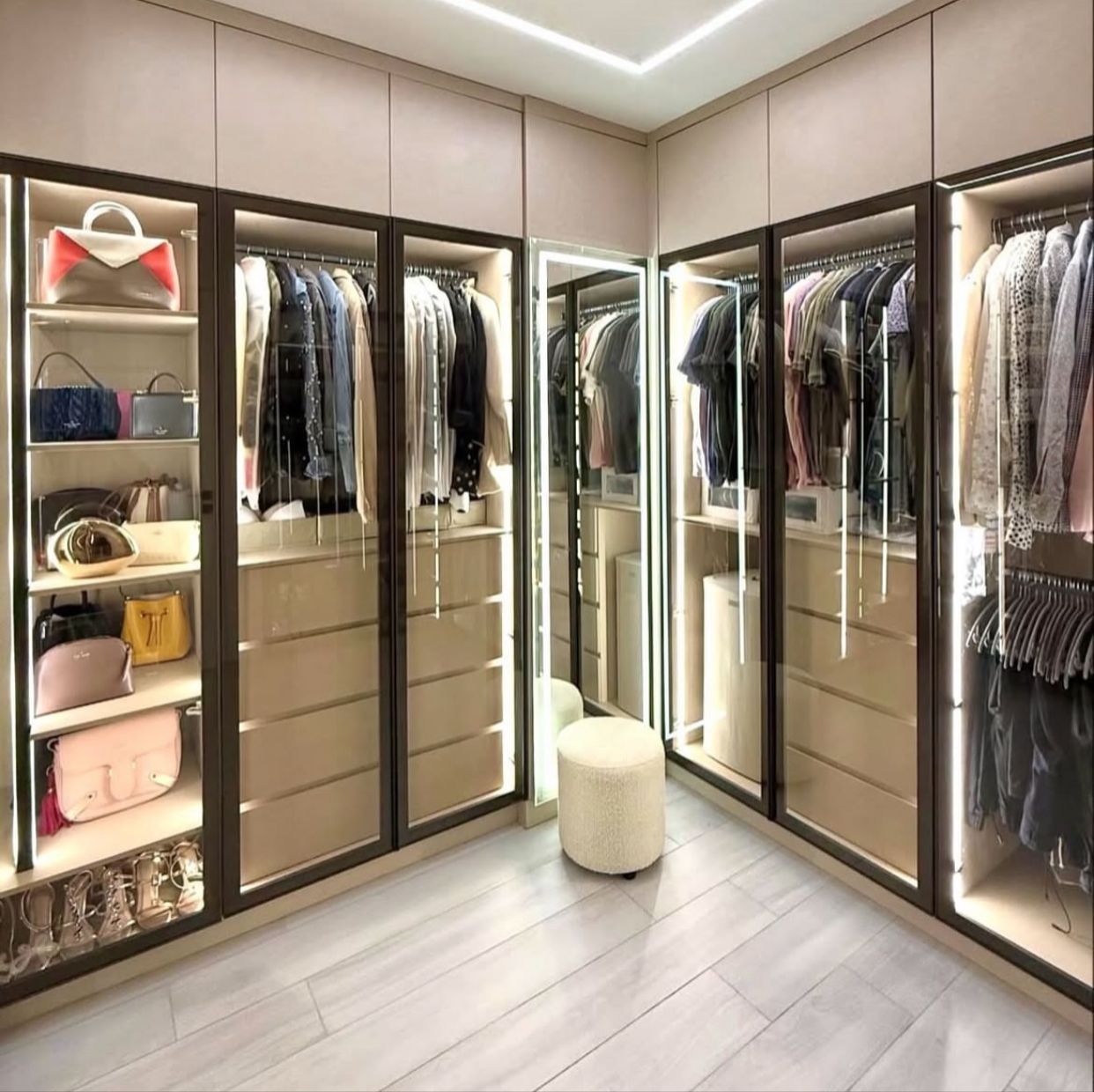 Walk-in closet diseño moderno